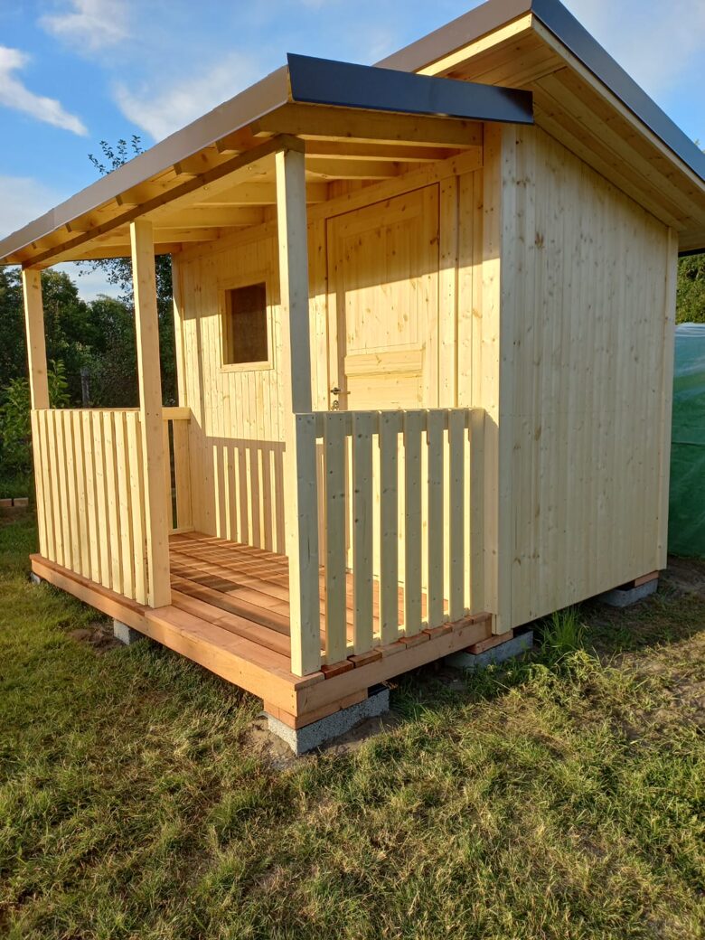 Noliktavas tipa dārza māja ar terasi, 3x1.8m